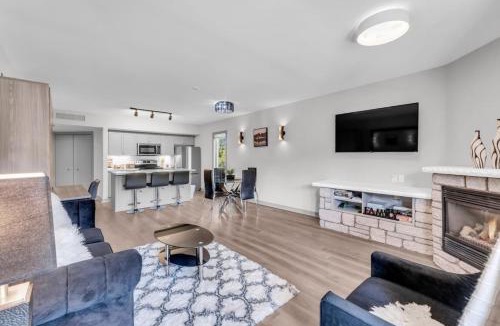 Oro-Medonte House | Horseshoe Valley ski resort Jacuzzi and King Bed