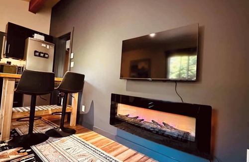 Port Renfrew Cabin | Hot Tub - Large Fully Enclosed deck - Pet Friendly
