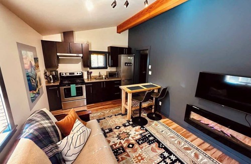 Port Renfrew Cabin | Hot Tub - Large Fully Enclosed deck - Pet Friendly