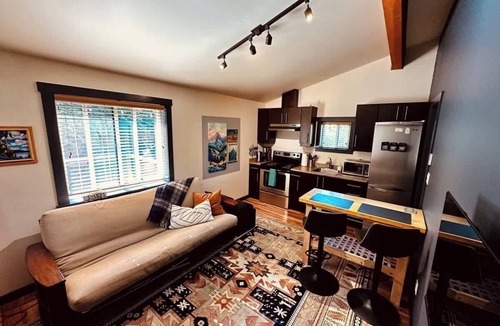 Port Renfrew Cabin | Hot Tub - Large Fully Enclosed deck - Pet Friendly