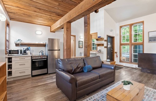 Ucluelet House | Hot Tub ~ Loft With Eagle's Nest Above! ⎮Eagle's Nest