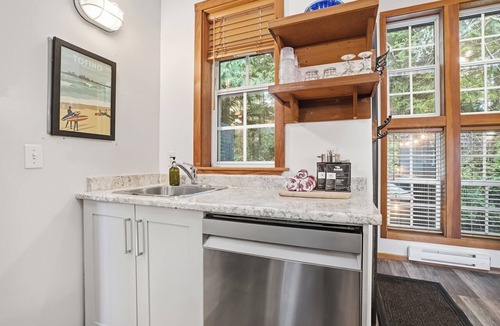 Ucluelet House | Hot Tub ~ Loft With Eagle's Nest Above! ⎮Eagle's Nest