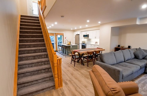 Fernie House | Hot tub | Open-Plan | Newly Renovated | Air-Conditioning