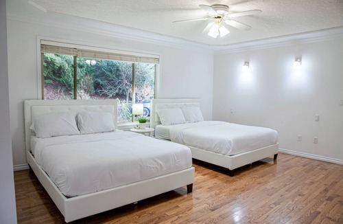 Upper Ten Oaks House | Hot tub. Sleep 40. Central. Private House