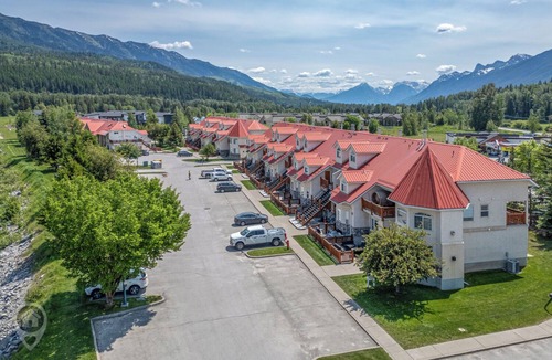 East Kootenay Apartment | Hotel-Style Room by the River in Fernie