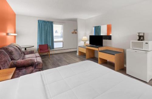 Edson Hotel | Howard Johnson by Wyndham Edson