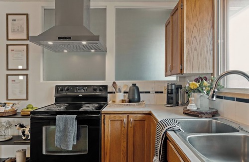 Southwest Calgary House | Howdy House Western 2BR Walk 2 Stampede
