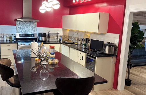 Saint-Augustin-de-Desmaures House | Huge, immaculate Chris manor house 5 minutes from amusement park and gym