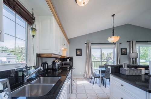Hidden Valley House | Huge Home for your group! Mins to Airport!