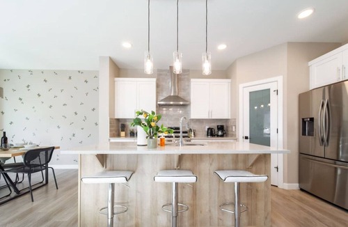 Southeast Edmonton House | Huge Modern Home | Sleeps 12 | Near Airport | Yard