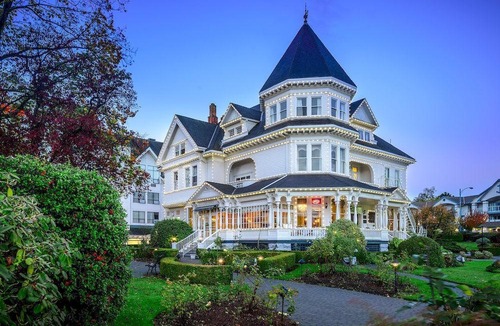 Inner Harbour Hotel | Huntingdon Manor Hotel