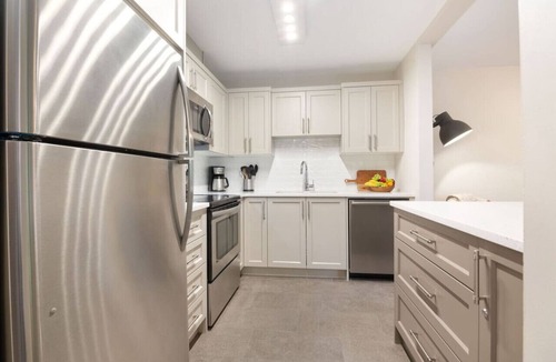 Village North Villa | Ideal Central 3BR Townhouse - Hot Tub/Pool/Parking