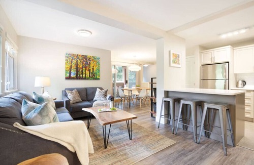 Village North Villa | Ideal Central 3BR Townhouse - Hot Tub/Pool/Parking