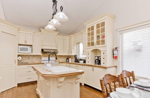Arbour Lake Apartment | Il Veneto 3BR2BA Arbour Lake retreat w/IR Sauna, BBQ, C-Air, sleeps 8