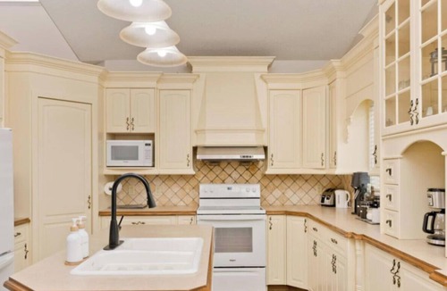 Arbour Lake Apartment | Il Veneto 3BR2BA Arbour Lake retreat w/IR Sauna, BBQ, C-Air, sleeps 8