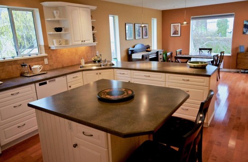 Saanich West House | Incredible 3 bedrm in Saanich in a private setting