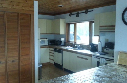 Invermere House | Invermere 4 Br Lakeside Mtn View Home!Walk to Beach/TownSlps 8! Boat/Swim/Golf