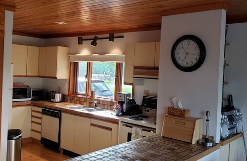 Invermere House | Invermere 4 Br Lakeside Mtn View Home!Walk to Beach/TownSlps 8! Boat/Swim/Golf