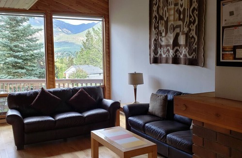 Invermere House | Invermere 4 Br Lakeside Mtn View Home!Walk to Beach/TownSlps 8! Boat/Swim/Golf