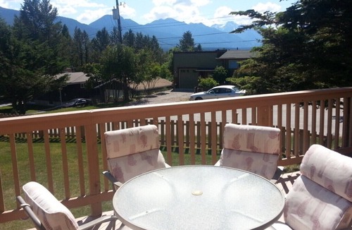 Invermere House | Invermere 4 Br Lakeside Mtn View Home!Walk to Beach/TownSlps 8! Boat/Swim/Golf