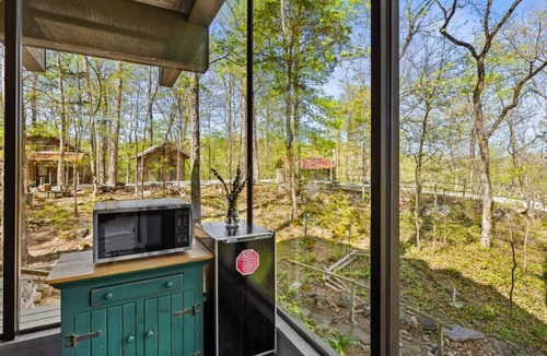 Townsend Hotel | Iris Spring Room - Mountain Views, Balcony, Fireplace