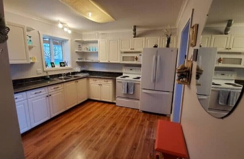 Crofton Apartment | Island Vibes Flower Suite