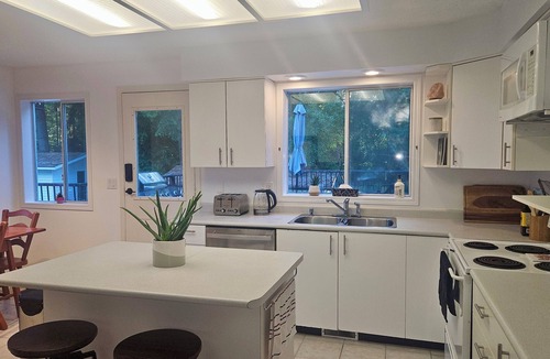 Regional District of Nanaimo House | Ivory Escape in the Forest