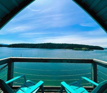 Quadra Island Apartment | Jade Resort-Oceanfront Suites in Gowlland Harbour