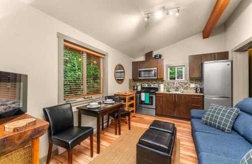 Port Renfrew House | JDF Waystation Cabin - Garden View - Pet Friendly