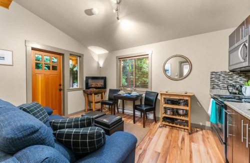 Port Renfrew House | JDF Waystation Cabin - Garden View - Pet Friendly