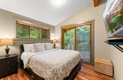 Port Renfrew House | JDF Waystation Cabin - Garden View - Pet Friendly
