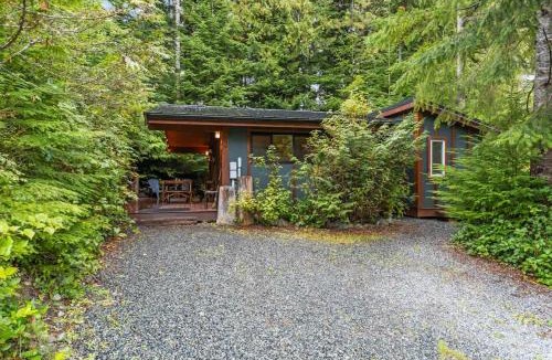 Port Renfrew House | JDF Waystation Cabin - Garden View - Pet Friendly