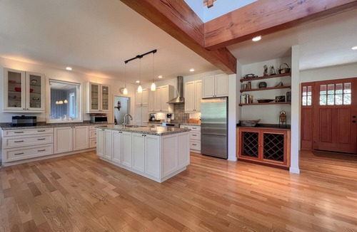 Tofino House | Jensen's Bay Getaway - Inlet front beach!
