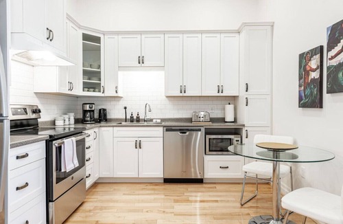 Stratford Apartment | Juno Lofts: The Greenhouse Room