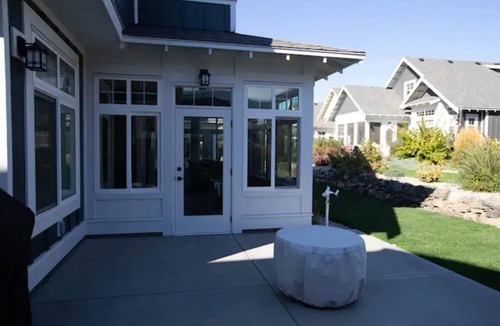 Osoyoos House | Kannen Cove 5 Bedroom Lake Cottage