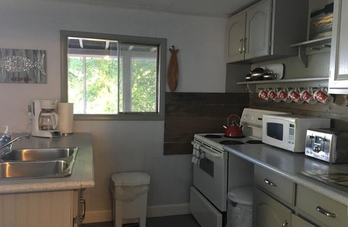 Lyndhurst Cottage | Kayaker's Dream on Lyndhurst Lake
