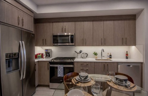 Kensington Condo | Kensington 2 King Bed| Skyline| Gym| | UG Parking