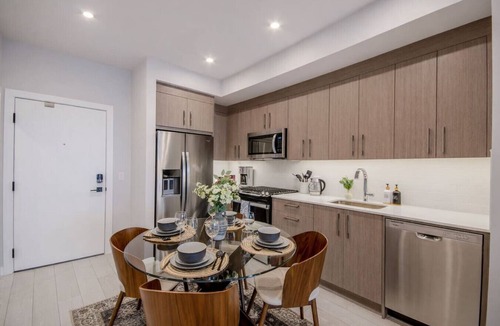 Kensington Condo | Kensington 2 King Bed| Skyline| Gym| | UG Parking