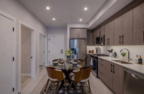 Kensington Condo | Kensington 2 King Bed| Skyline| Gym| | UG Parking