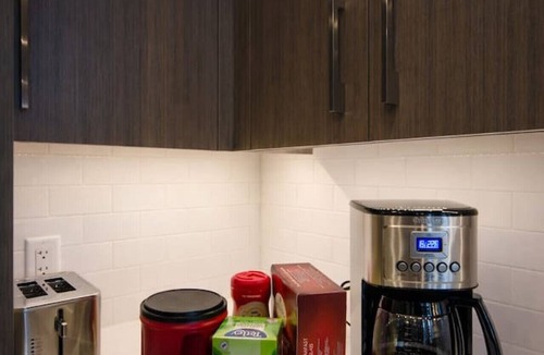 Kensington Condo | Kensington 2 King Bed| Skyline| Gym| | UG Parking