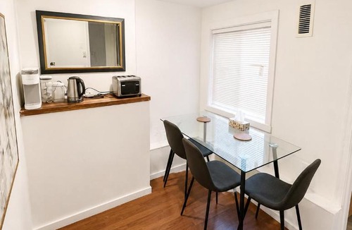 West Side House | Kerrisdale Cozy Queen Room Near UBC & Transit