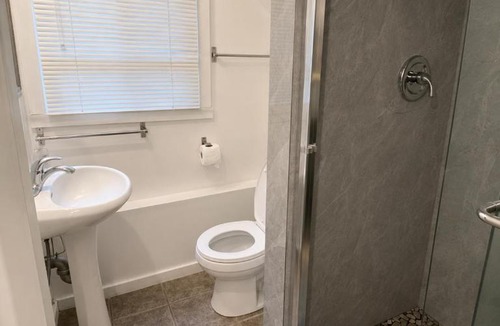West Side House | Kerrisdale Cozy Queen Room Near UBC & Transit
