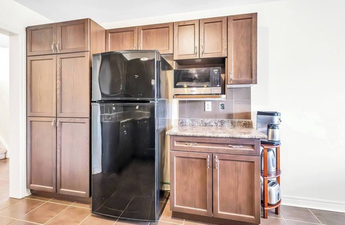 Ajax House | King Bed, 4 TVs, MAJOR INTERNATIONAL SPORTING EVENT Sports Channels And More!