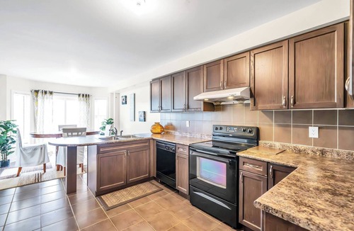 Ajax House | King Bed, 4 TVs, MAJOR INTERNATIONAL SPORTING EVENT Sports Channels And More!