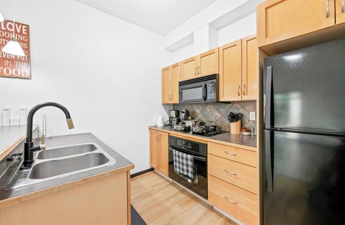 Southside Apartment | KING BED/AC/Clgry trail/Gateway/Whitemud