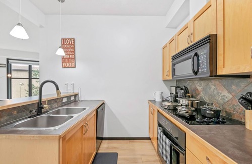 Southside Apartment | KING BED/AC/Clgry trail/Gateway/Whitemud