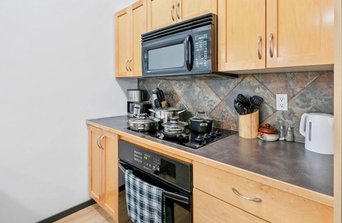 Southside Apartment | KING BED/AC/Clgry trail/Gateway/Whitemud