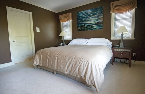 Shaughnessy Bed & Breakfast | King bed, en-suite bathroom w/separate tub/shower