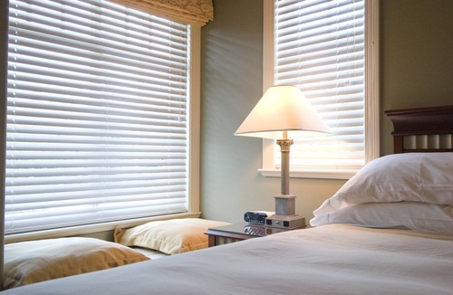 Shaughnessy Bed & Breakfast | King bed, ensuite bathroom with shower