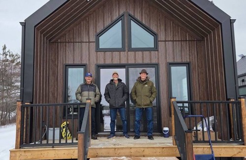 Saint Louis de Kent Cabin | King bed, luxury glam Nordic Spa access Chalet